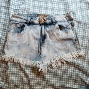 Celebrity Pink frayed hem acid washed mini shorts